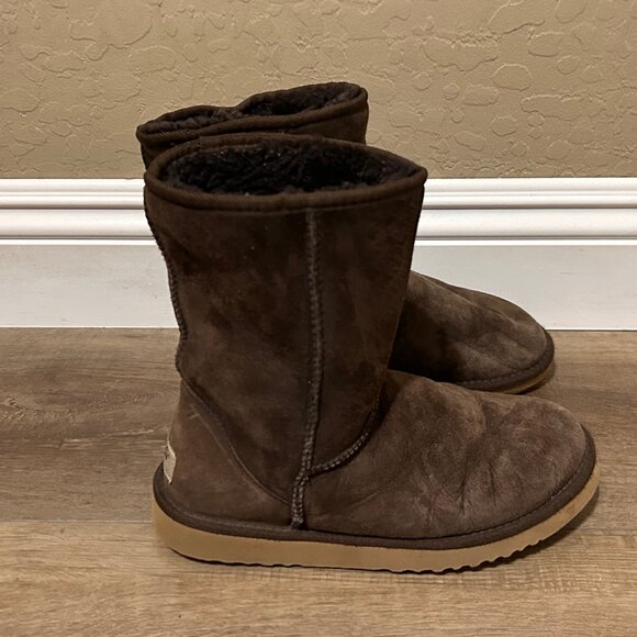 UGG Australia Classic Short 5825 Chocolate Sheepskin Winter Boots US Size 7 - Picture 2 of 8